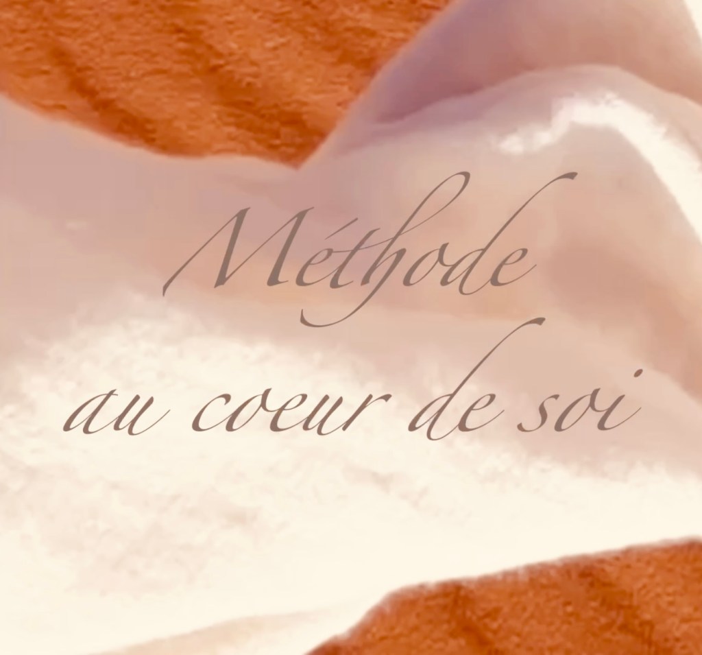 Texte sur un fond de tissu avec un dégradé de couleurs chaudes, mentionnant 'Méthode au cœur de soi' en lettres élégantes.